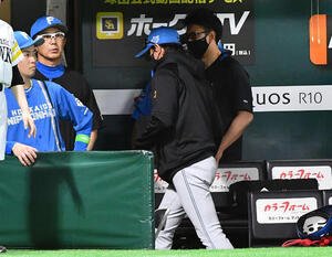 ソフトバンク対日本ハム　ソフトバンクにサヨナラ負けとなり、ベンチを後にする日本ハム新庄監督(撮影･岩下翔太)