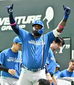 ソフトバンク対日本ハム　8回表日本ハム1死、レイエスは同点本塁打を放つ(撮影･林敢治)