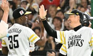 ソフトバンク対日本ハム　クライマックスシリーズ初戦を制しタッチを交わす小久保監督(右)とモイネロ(撮影･林敢治)
