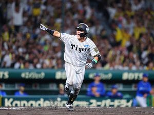 阪神対DeNA 6回裏阪神2死一、三塁、小野寺は右前適時打を放ちベンチを指さす(撮影･藤尾明華)