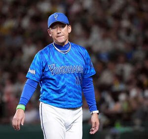 阪神対DeNA 8回、選手の交代を告げベンチに戻るDeNA三浦監督(撮影･たえ見朱実)