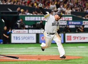 ソフトバンク対日本ハム　10回裏ソフトバンク1死満塁、左前へサヨナラ打を放ち、ガッツポーズする山川(撮影･岩下翔太)