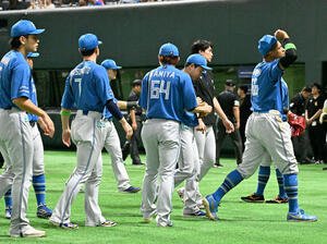 ソフトバンク対日本ハム　サヨナラ負けし、引き揚げる日本ハムの選手たち(撮影･林敢治)