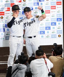 阪神対DeNA　お立ち台でガッツポーズをする森下(左)と小野寺(撮影･上田博志)
