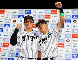 阪神対DeNA DeNAに勝利し、お立ち台で笑顔を見せる阪神森下(左)と小野寺(撮影･藤尾明華)