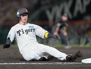 阪神対DeNA 6回裏阪神1死二塁、三盗を決める近本(撮影･たえ見朱実)
