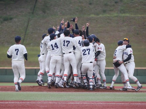 東北福祉大対仙台大　優勝を決めマウンドで喜びを爆発させる東北福祉大ナイン(撮影･高橋香奈)