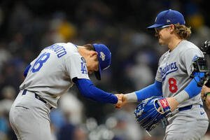 完投勝利を挙げた山本由伸はキケ･ヘルナンデスの祝福に一礼する(AP)