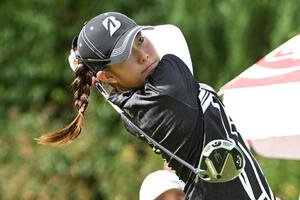 1番、ティーショットを放つ後藤(撮影･滝沢美穂子)