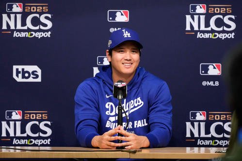 記者会見するドジャース大谷翔平(AP)
