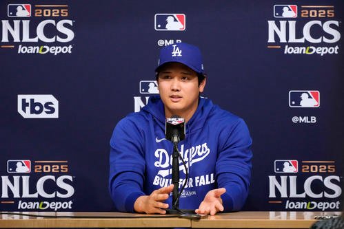 記者会見するドジャース大谷翔平(AP)