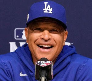 ナ･リーグ優勝決定シリーズ第3戦を前に会見するドジャース･ロバーツ監督(AP)