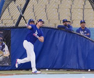 ナ･リーグ優勝決定シリーズ第3戦前日練習　フリー打撃をするドジャース大谷。後方右端はロバーツ監督(撮影･菅敏)