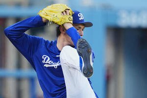 ナ･リーグ優勝決定シリーズ第3戦前日練習　キャッチボールで調整する佐々木(撮影･菅敏)