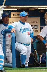 青学大対東洋大　試合を見守る青学大･安藤監督(撮影･増田悦実)