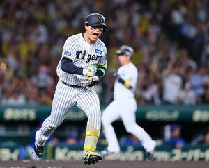 阪神対DeNA 6回裏阪神1死三塁、森下は中前に先制適時打を放ちガッツポーズをする(撮影･藤尾明華)