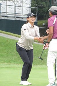 プロアマ戦の最終ホールを終え、同伴競技者と笑顔で握手を交わす渋野日向子(撮影･高田文太)