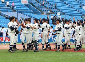 青学大対東洋大　勝利しタッチを交わす東洋大ナイン(撮影･増田悦実)