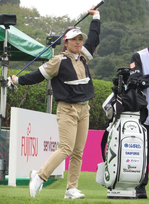 プロアマ戦の10番ティーショット前にストレッチする西村優菜(撮影･高田文太)