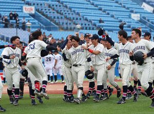 亜大対国学院大　勝利し、サヨナラ打を放った赤堀を中心に歓喜の輪を作る国学院大ナイン(撮影･増田悦実)