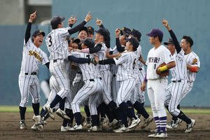 天理大対大産大　10回裏、天理大にサヨナラ勝ちでリーグ優勝を決め、歓喜する大産大の選手たち(撮影･前田充)