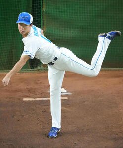 ブルペンで投球練習をする橋本(撮影･森本幸一)