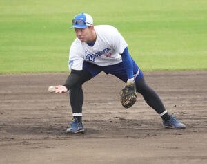 ノックを受ける宇佐見(撮影･森本幸一)