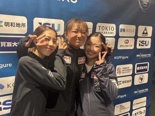 グランプリシリーズ第1戦フランス大会の公式練習を終え、笑顔を見せる右から中井亜美、坂本花織、住吉りをん(撮影･松本航)