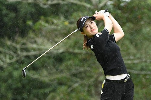 2番、ティーショットを放つ青木(撮影･滝沢美穂子)