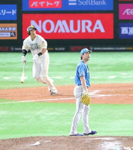 ソフトバンク対日本ハム　8回裏ソフトバンク1死一、二塁、柳田に左越え先制3点本塁打を浴びた上原(撮影･梅根麻紀)