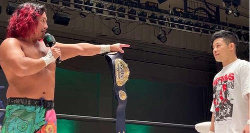 トーナメント参戦を表明し、小田嶋大樹(右)を初戦の相手に指名した高橋ヒロム(ノア公式Xから)