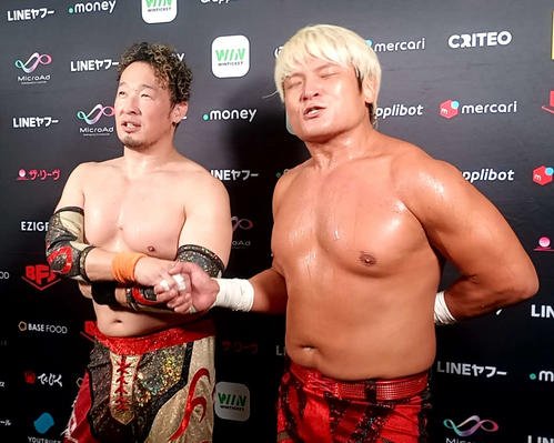 うさんくさすぎる拳王(右)はバックステージでずっと丸藤正道の手を握っていた