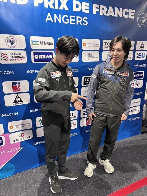 グランプリシリーズ第1戦フランス大会の公式練習後、牛肉を食す“決起集会”の話題で笑顔を見せる三浦佳生(右)と壷井達也(撮影･松本愛香通信員)