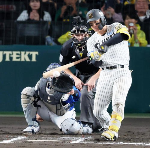 阪神対DeNA 6回裏阪神無死、森下は左前打を放つ(撮影･加藤哉)