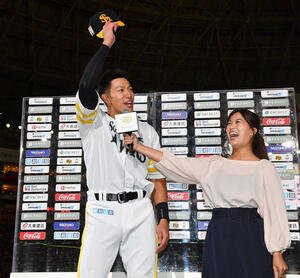 ソフトバンク対日本ハム　ヒーローインタビューで｢初めまして！柳田です！｣とファンにあいさつする柳田(撮影･岩下翔太)