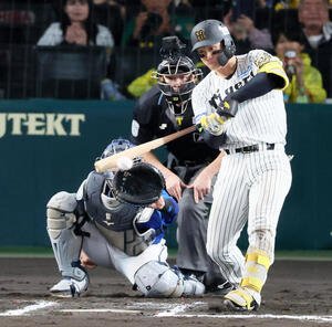 阪神対DeNA 6回裏阪神無死、森下は左前打を放つ(撮影･加藤哉)