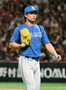 ソフトバンク対日本ハム　8回裏ソフトバンク1死一塁、降板する上原(撮影･林敢治)