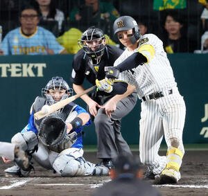 阪神対DeNA 10回裏阪神無死一塁、森下はサヨナラ左越え2点本塁打を放つ(撮影･加藤哉)