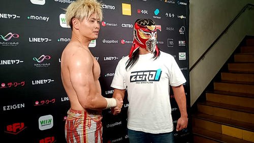 握手をかわした清宮海斗(左)とハヤブサ