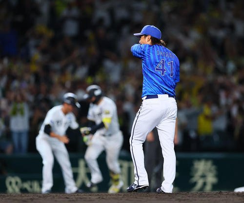 阪神対DeNA 10回裏阪神無死一塁、森下翔太にサヨナラ2点本塁打を浴びた佐々木(撮影･藤尾明華)