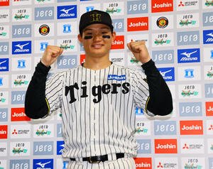 阪神対DeNA　お立ち台でガッツポーズをする阪神森下(撮影･藤尾明華)