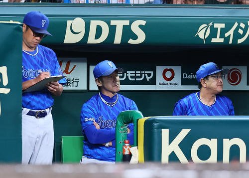 阪神対DeNA 1回裏阪神1死二、三塁、佐藤輝に先制適時二塁打を許し、ベンチで腕組みをするDeNA三浦監督(中央)(撮影･藤尾明華)