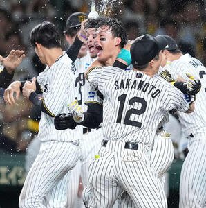 阪神対DeNA 10回裏阪神無死一塁、サヨナラ2点本塁打を放った森下と絶叫する佐藤輝(撮影･たえ見朱実)