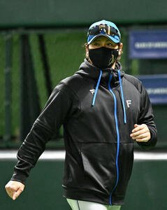 ソフトバンク対日本ハム　7回表終了後、選手交代を告げベンチに戻る新庄監督(撮影･林敢治)