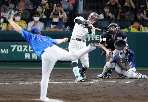 阪神対DeNA 8回裏阪神1死一、二塁、佐藤輝は右前適時打を放つ。投手伊勢(撮影･加藤哉)