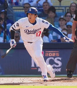 ドジャース対ブルワーズ　1回裏ドジャース無死、右三塁打を放つ大谷(撮影･菅敏)