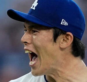 9回を締めた瞬間、雄叫びを上げるドジャース佐々木朗希(AP)