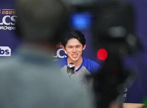 ドジャース対ブルワーズリーグ優勝に王手をかけ、会見で笑顔を見せるドジャース佐々木(撮影･菅敏)