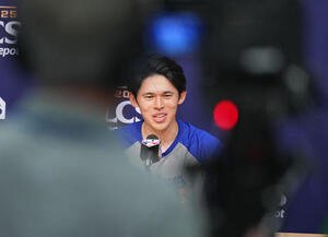 ドジャース対ブルワーズリーグ優勝に王手をかけ、会見で笑顔を見せるドジャース佐々木(撮影･菅敏)