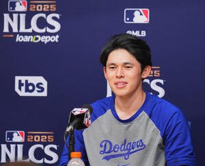 ドジャース対ブルワーズリーグ優勝に王手をかけ、会見で記者の質問に答えるドジャース佐々木(撮影･菅敏)